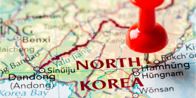 carte papier avec une punaise rouge pointant la Corée du Nord