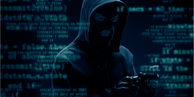 Un cybercriminel à capuche au milieu de code en surimpression